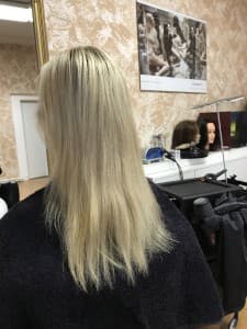 Proměna vlasů v salonu VLASYPRAHA — Přírodní blond