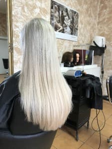 Proměna vlasů v salonu VLASYPRAHA — Platinová blond